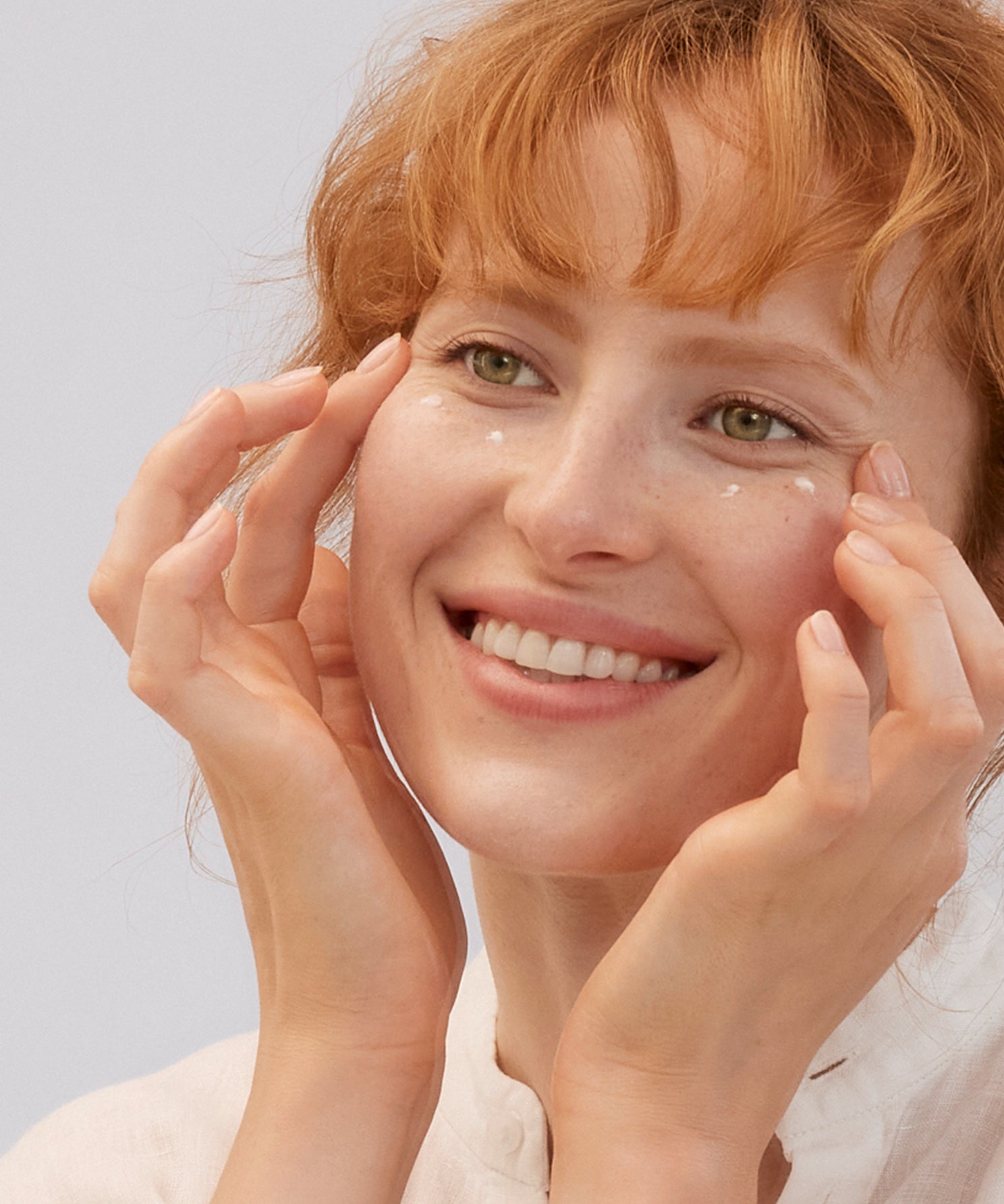 lavera Re-Energizing Sleeping Augenpflege in der Anwendung