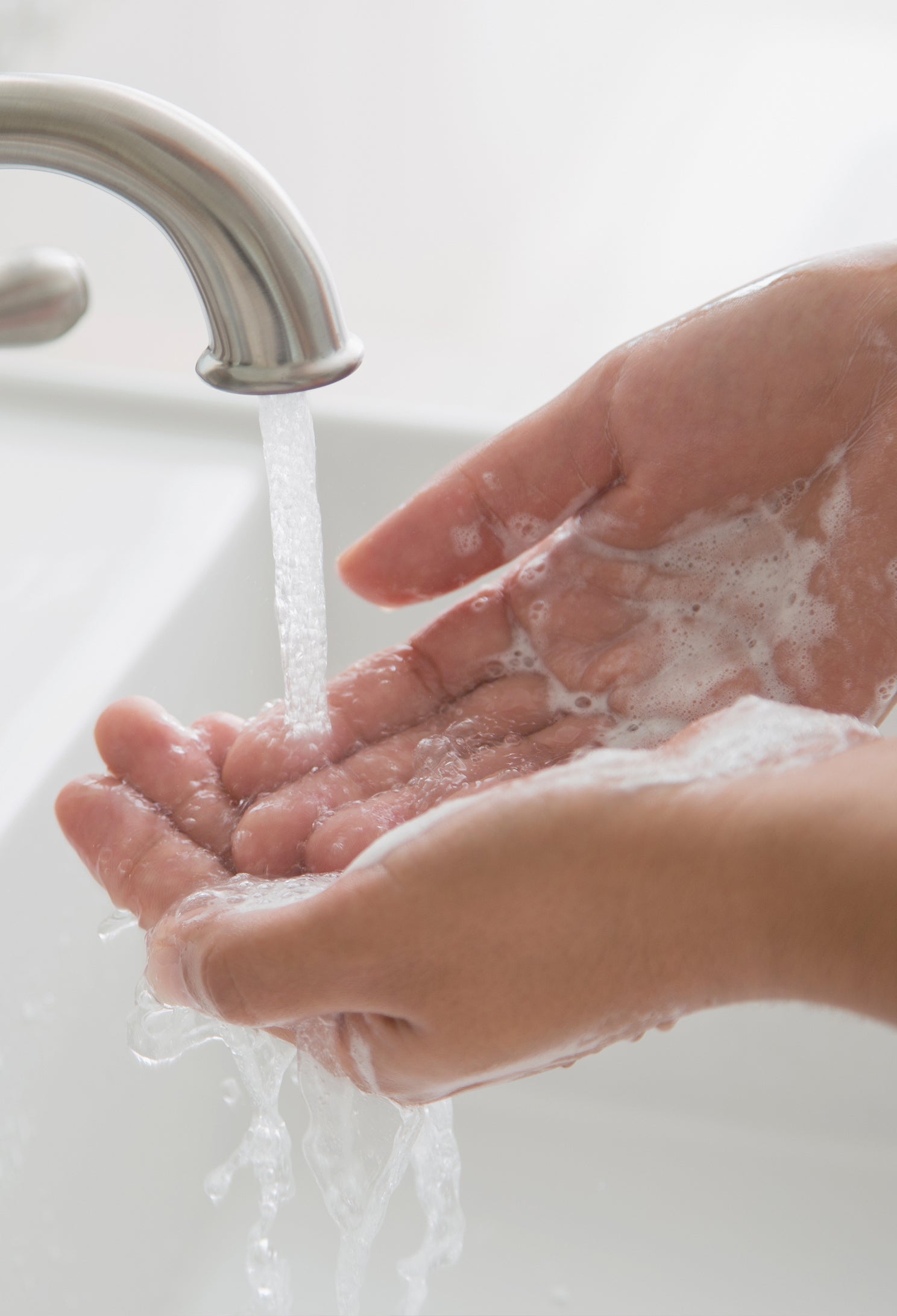 lavera Nachfüllbeutel basis sensitive milde Pflegeseife in der Anwendung