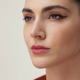 lavera Bare Melty Lips -Berry Blaze 01- in der Anwendung