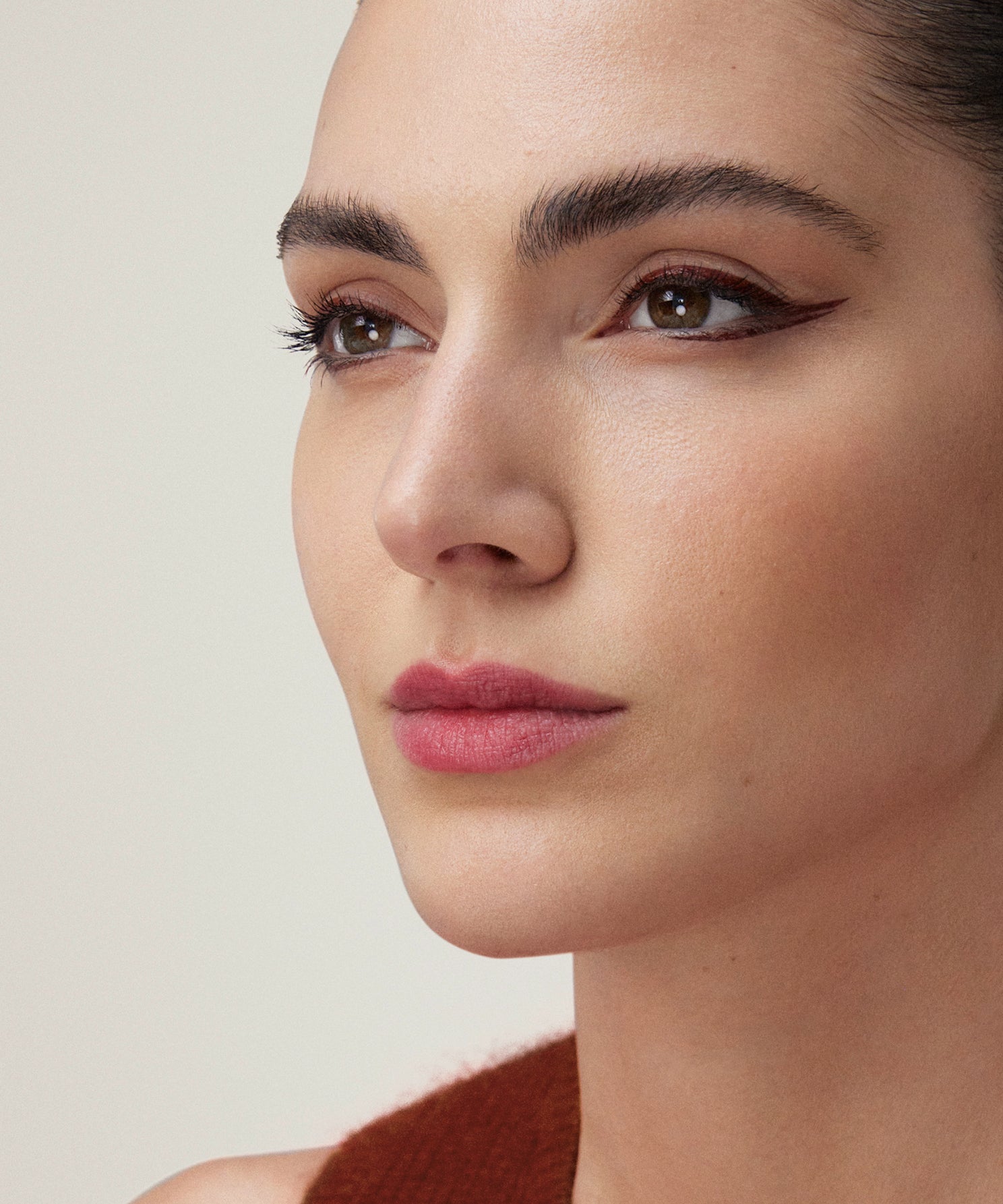 lavera Bare Melty Lips -Berry Blaze 01- in der Anwendung