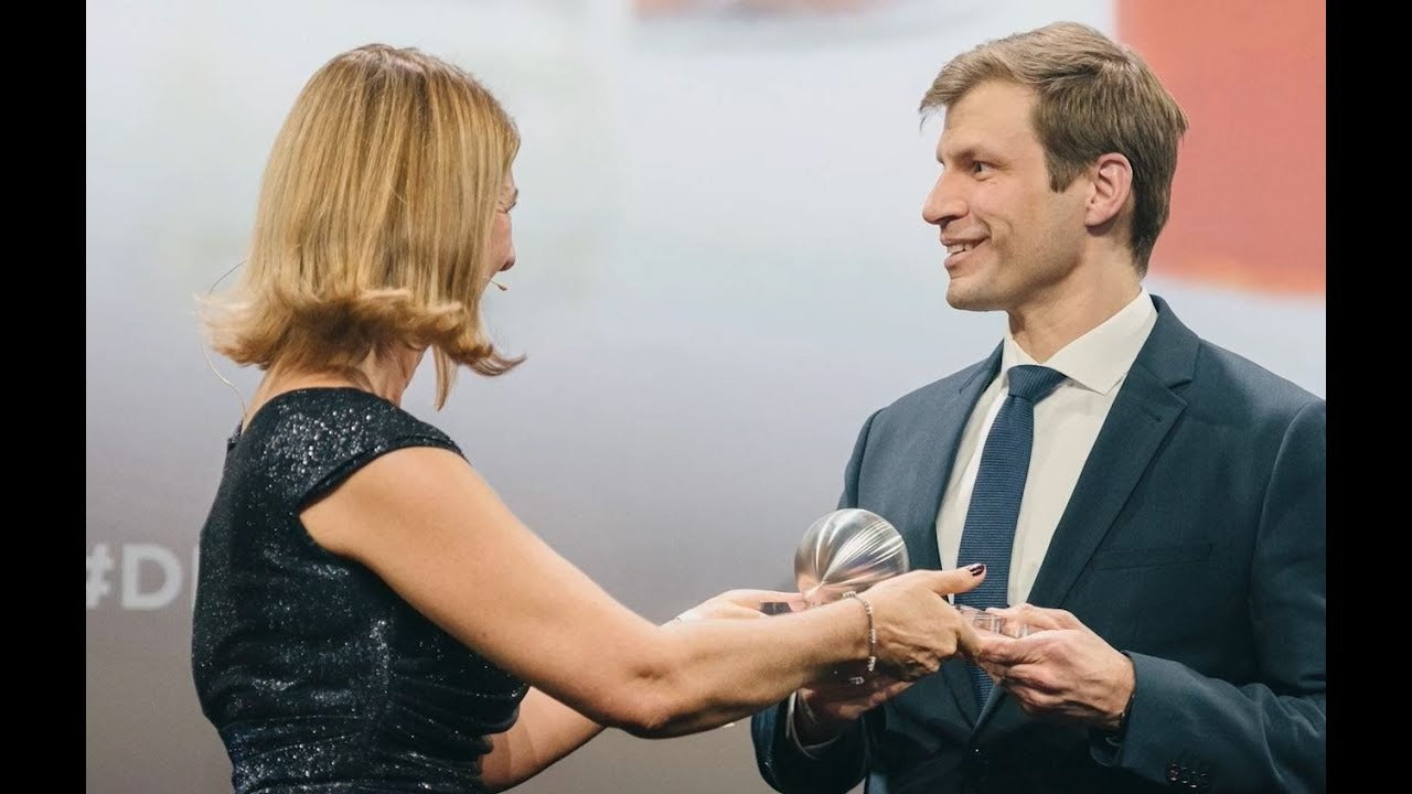 Szene bei Produktaufnahme oder Kampagne, Detail unbestimmt.