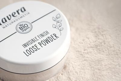 Dose Invisible Finish Loose Powder auf hellem Untergrund