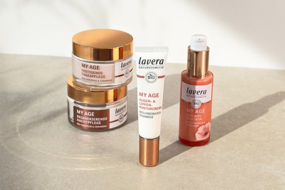 Lavera My Age Produktreihe mit vier Produkten auf Steinoberfläche