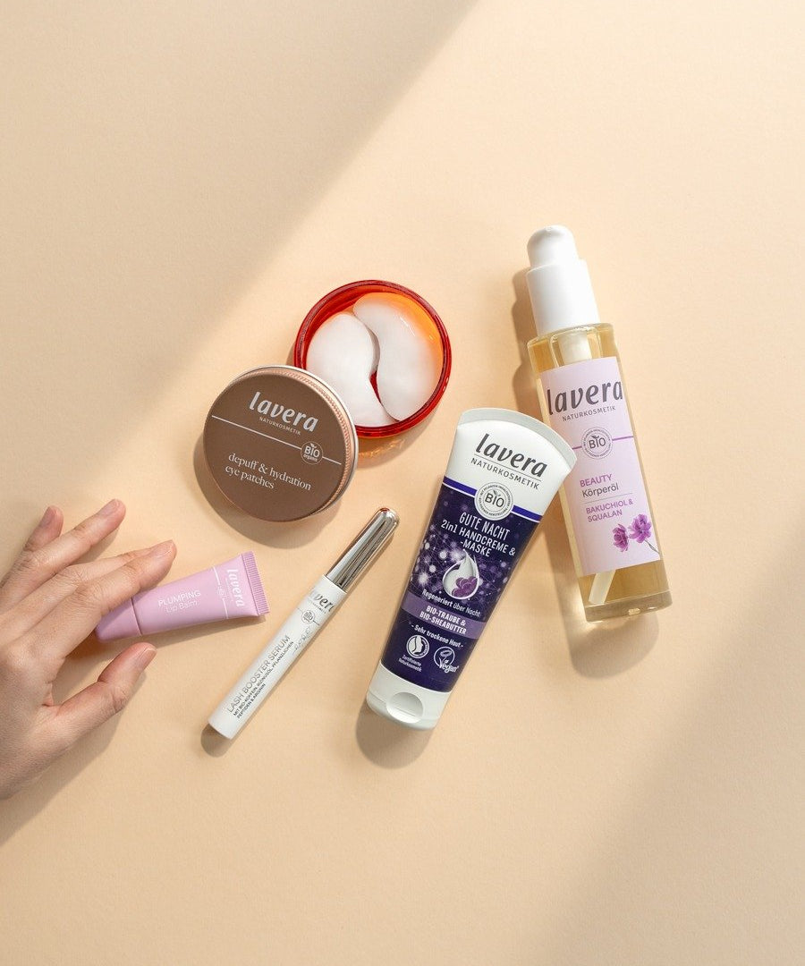 Auswahl lavera Pflegeprodukte auf beigem Hintergrund