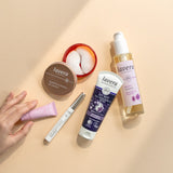 Auswahl lavera Pflegeprodukte auf beigem Hintergrund