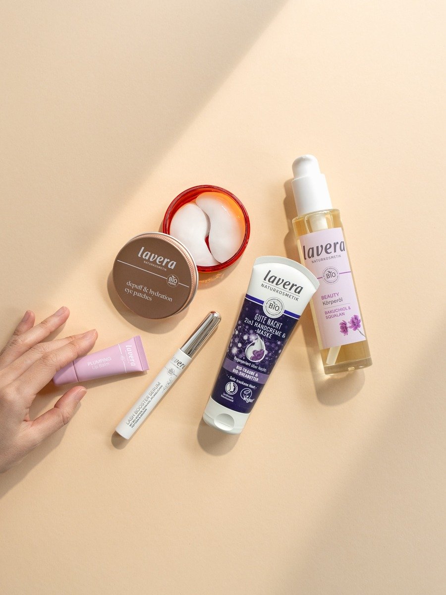 Auswahl lavera Pflegeprodukte auf beigem Hintergrund